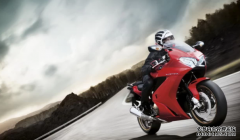 <b>新式“截击机”大只500平台官网：2014Honda VFR800</b>